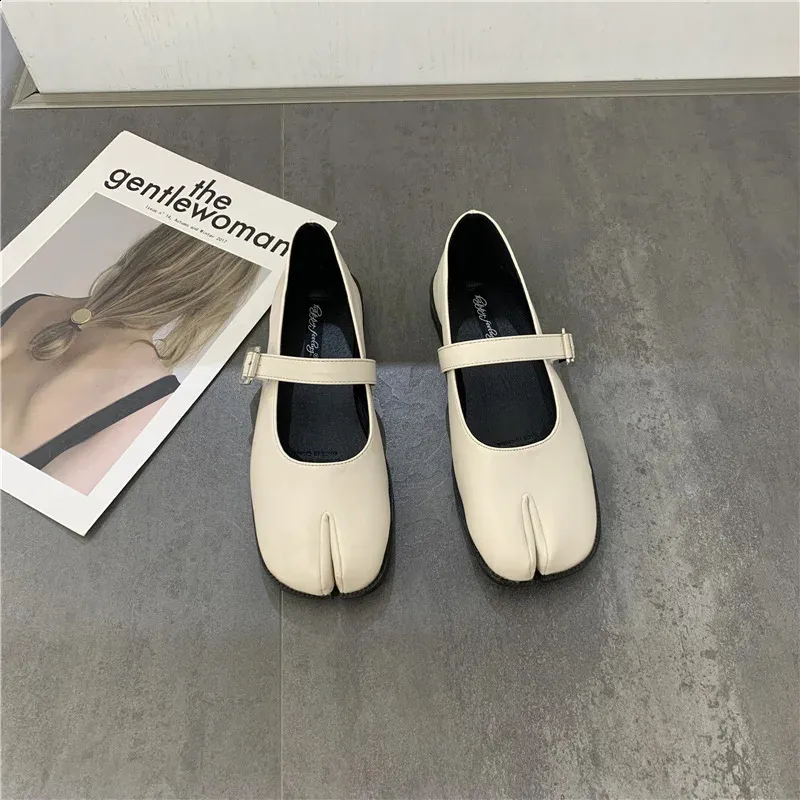 Novelty Split Toe Mary Jane Flat Shoes For Women In Leather_voghion.com