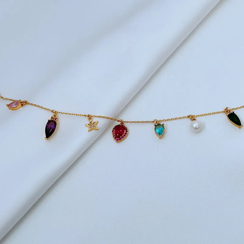 Pulseira charm dourada para mulher com zircónias e pingentes_voghion.com