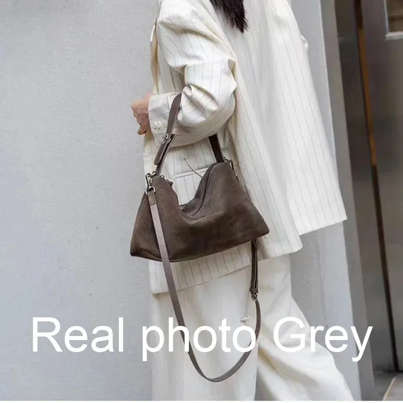 Borsa boston tote in scamosciato per donna, borsa a spalla marrone_voghion.com
