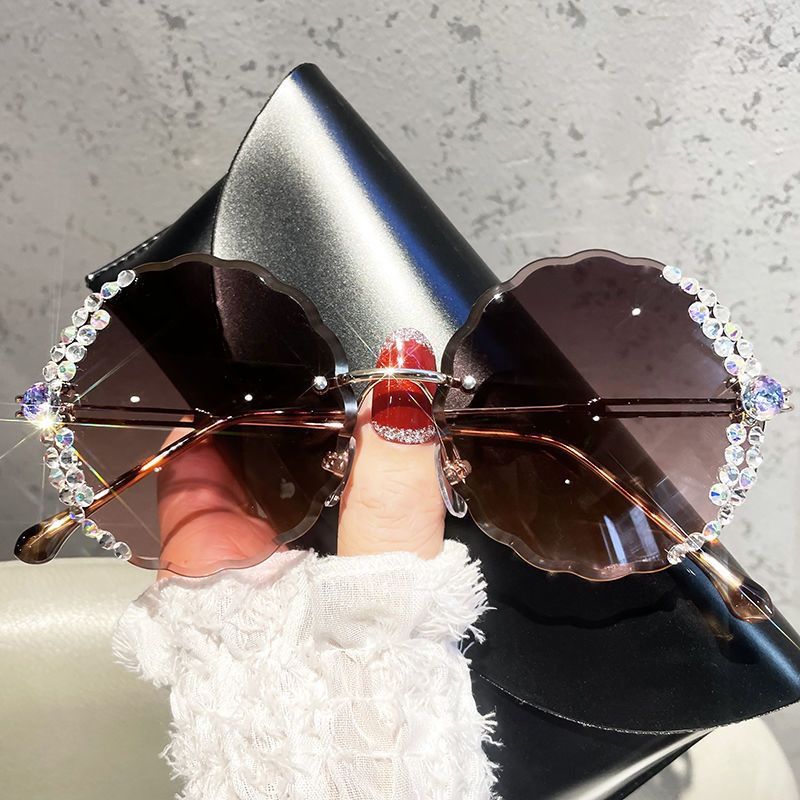 2024 new diamond studded cat eye large frame sunglasses, women's metal leg hollowed out, cool sun visor_voghion.com