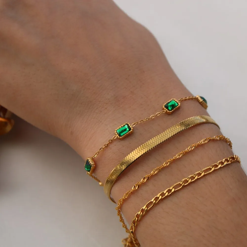 Bracciale minimalista con zirconi verdi a spina di pesce e catena Figaro intrecciata con ciondoli di smeraldo_voghion.com