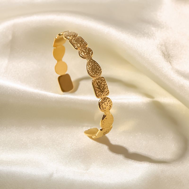 Bracciale in acciaio al titanio di forma irregolare, placcato oro, alla moda, versatile, con motivo a vulcano aperto, per donna_voghion.com