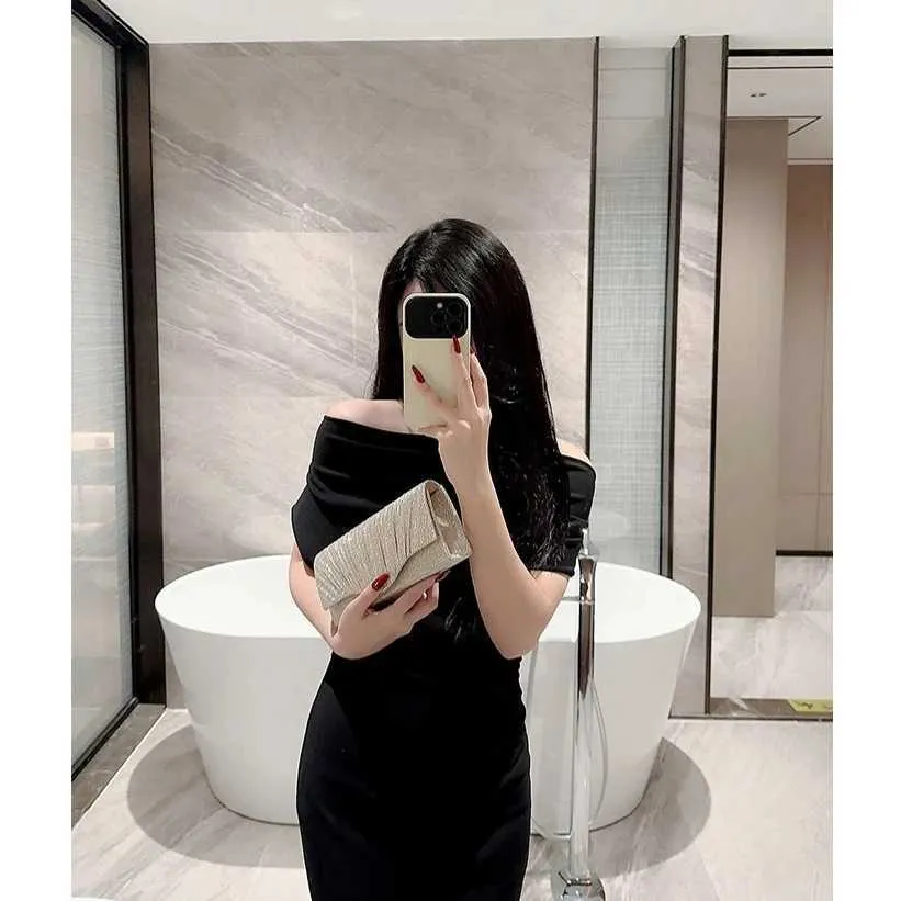 Borsa da sera da donna in argento con tracolla elegante e ondeggiante, portafoglio scintillante, coda da festa, matrimonio Y241019_voghion.com