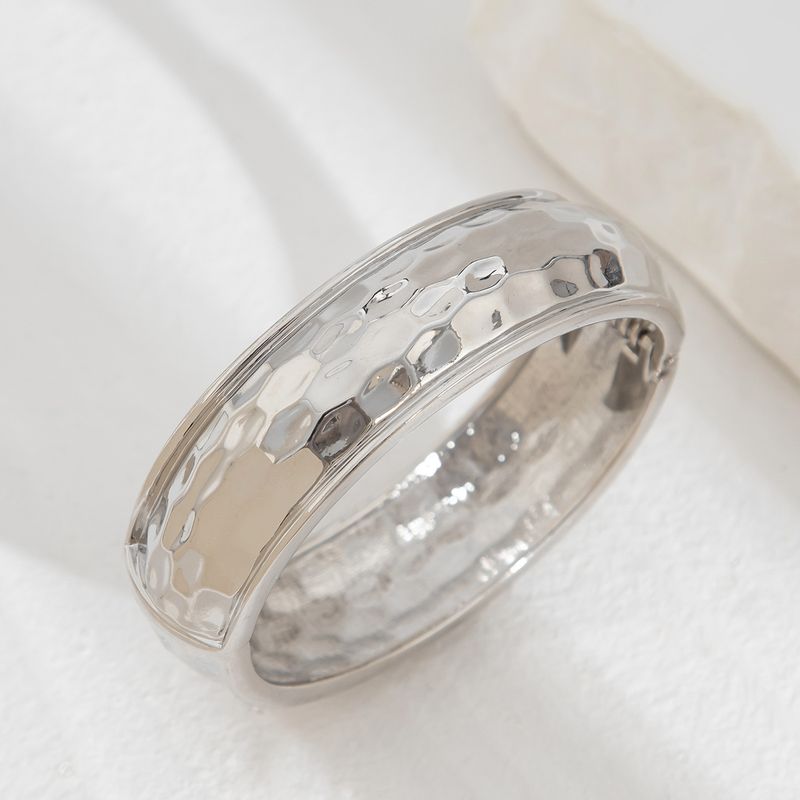 Muodikas geometrinen ympyrä yksinkertaisella vasarakuvioisella metalliseosrannekorulla_voghion.com