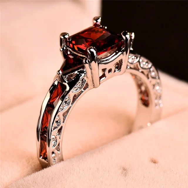 Ready Stock Fashion Elegant Sier Farbe Prinzessin Square Cut Red Stone Verlobungsringe Trauringe für Frauen Schmuck Geschenk_voghion.com