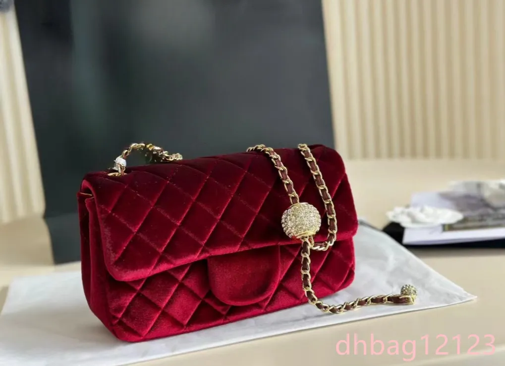 Borsa a patta classica mini Veet da donna, rossa, con sfera Dias lucida, in metallo dorato, regolabile, con catena matelassé morbida_voghion.com