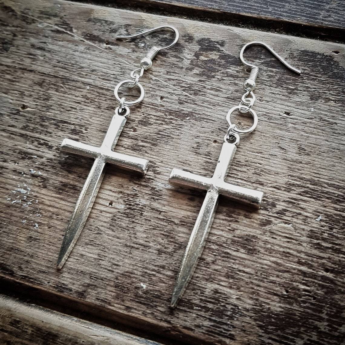Gothic silver sword cross earrings_voghion.com