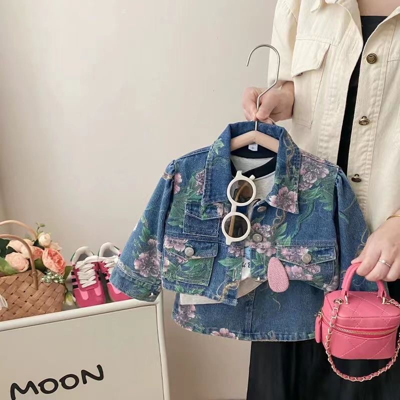 Kinderkleidung 2024 Herbst und Winter Neuer Jeansanzug für Mädchen Modische süße Jeansjacke mit Blumenmuster und Rock Zweiteiliger Anzug_voghion.com