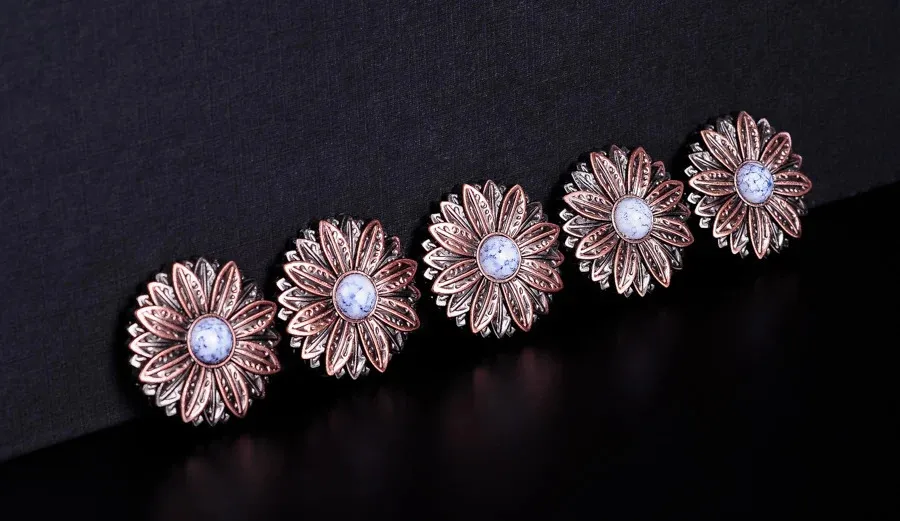 10PCs 30*30MM Künstlerische Metall Blume Antike Kupfer Concho mit Weiß Türkis 240710_voghion.com