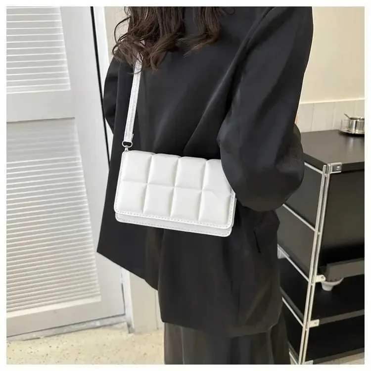 Qiuxin 2024 Fem Literatur Einzelschuh Ethnisches Design Umhängetasche Trend Warm Bao Bolsos Y241106_voghion.com