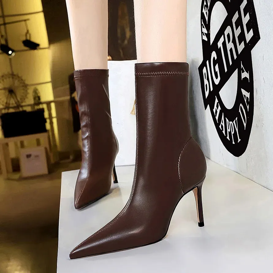 Women 75cm 10cm High Heels Leather Boots Lady Low Short Ankle Stripper Winter Warm Snow Plush Pointed Toe Shoes 240624_voghion.com