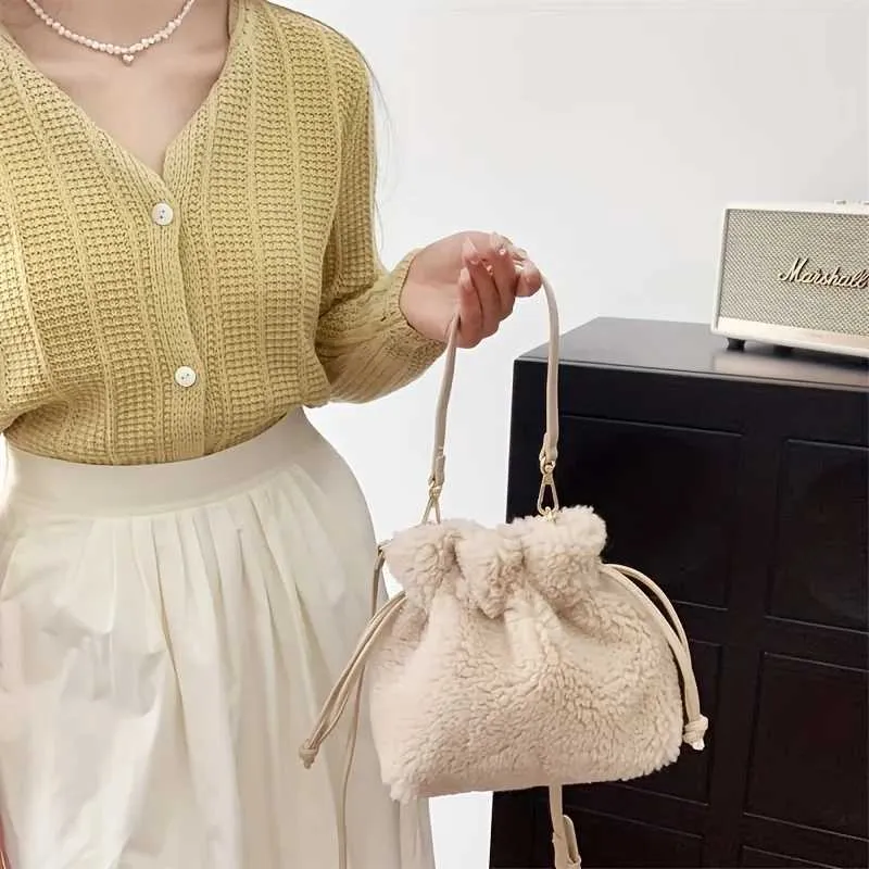 Sac de créateur Mini sac en peluche tendance en forme de croix avec Drstrip - sac seau doux et pelucheux pour femme avec bandoulière amovible en polyester_voghion.com