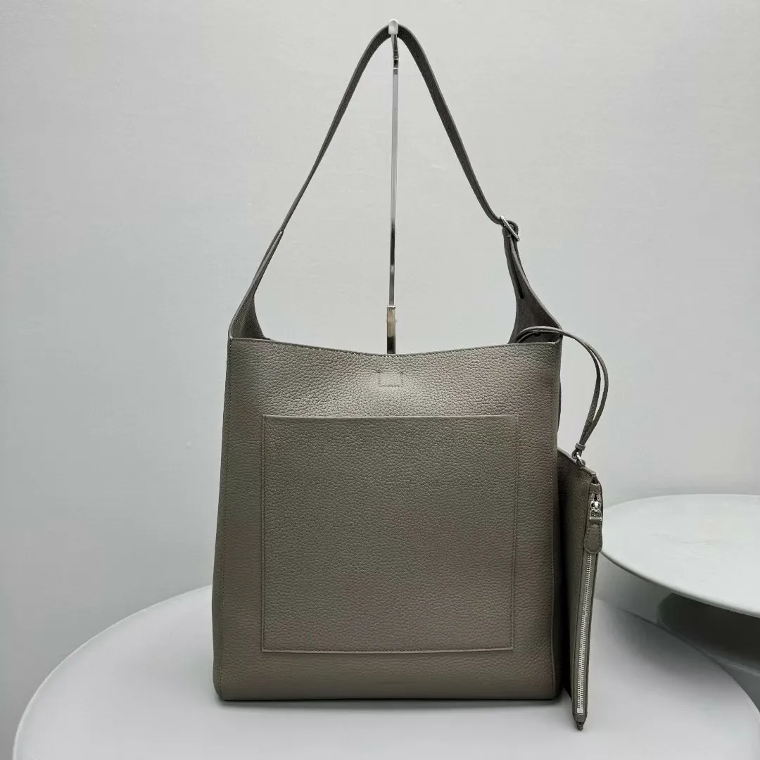 Borsa a tracolla Hobo di alta qualità, in morbida pelle di vitello grana, con manici a baguette, tracolla regolabile in un unico pezzo, finiture dorate._voghion.com