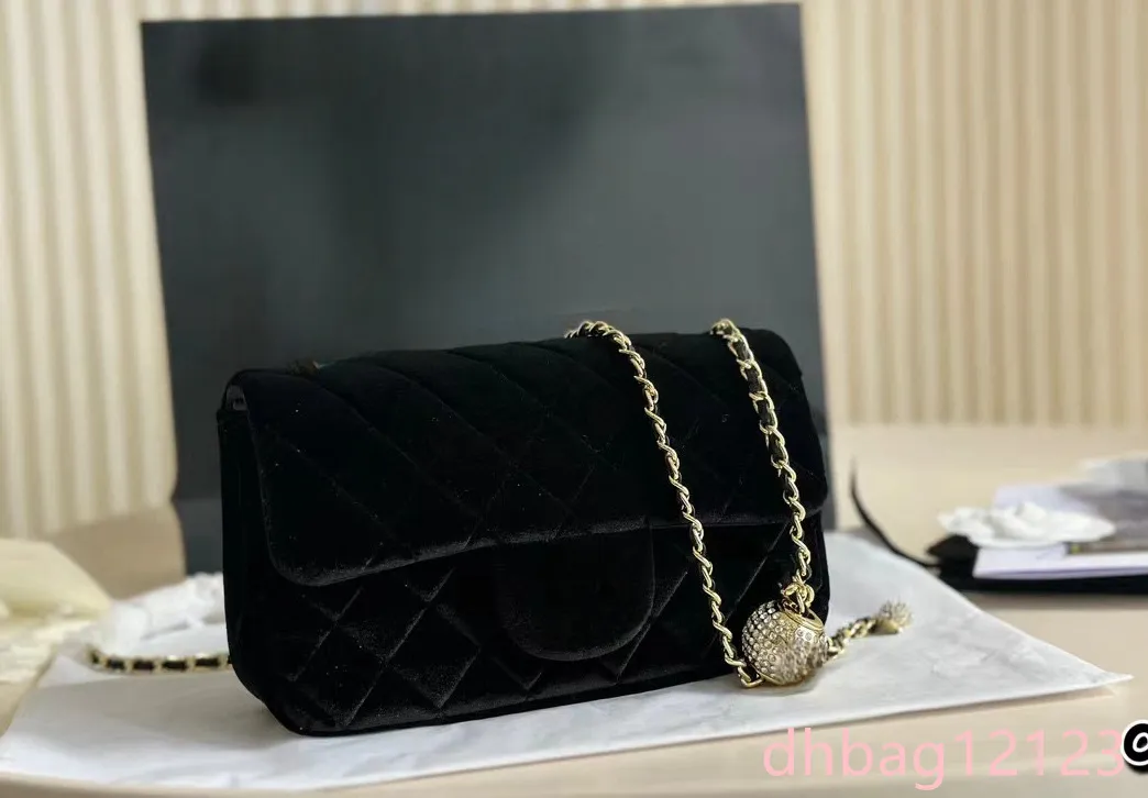 Borsa a patta classica mini Veet da donna, rossa, con sfera Dias lucida, in metallo dorato, regolabile, con catena matelassé morbida_voghion.com