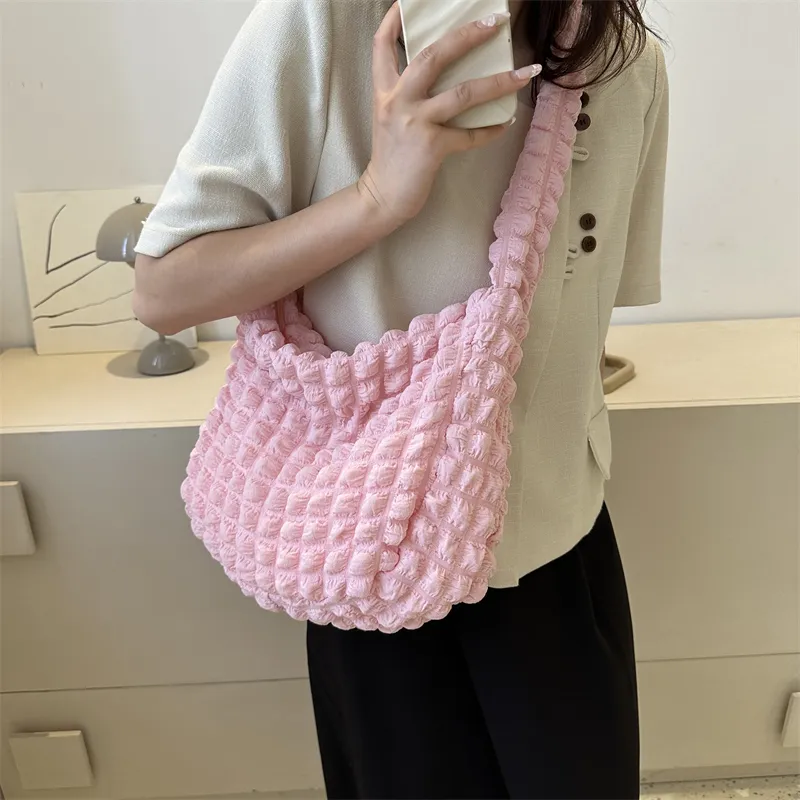 Borsa a tracolla trapuntata imbottita sotto le ascelle da donna, con pieghe a bolle, secchiello, borsa firmata, arricciata, nuvola, shopping_voghion.com