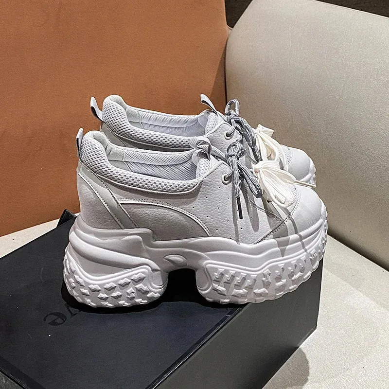 Piattaforma per le donne autunno tacchi alti nascosti traspirante pelle sport suola spessa scarpe vulcanizzate 241122_voghion.com