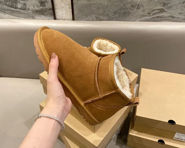 Bottes de neige courtes classiques à la mode pour femmes, bottes chaudes décontractées en peau de mouton et peluche avec sac à poussière pour cartes_voghion.com