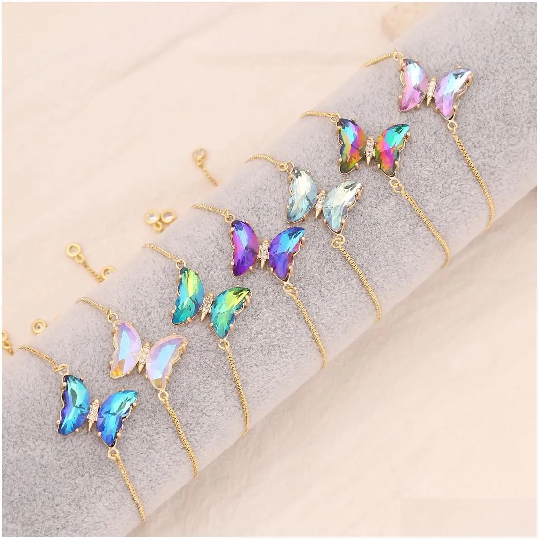 Pulseira charm borboleta dourada com zircónia para mulher_voghion.com