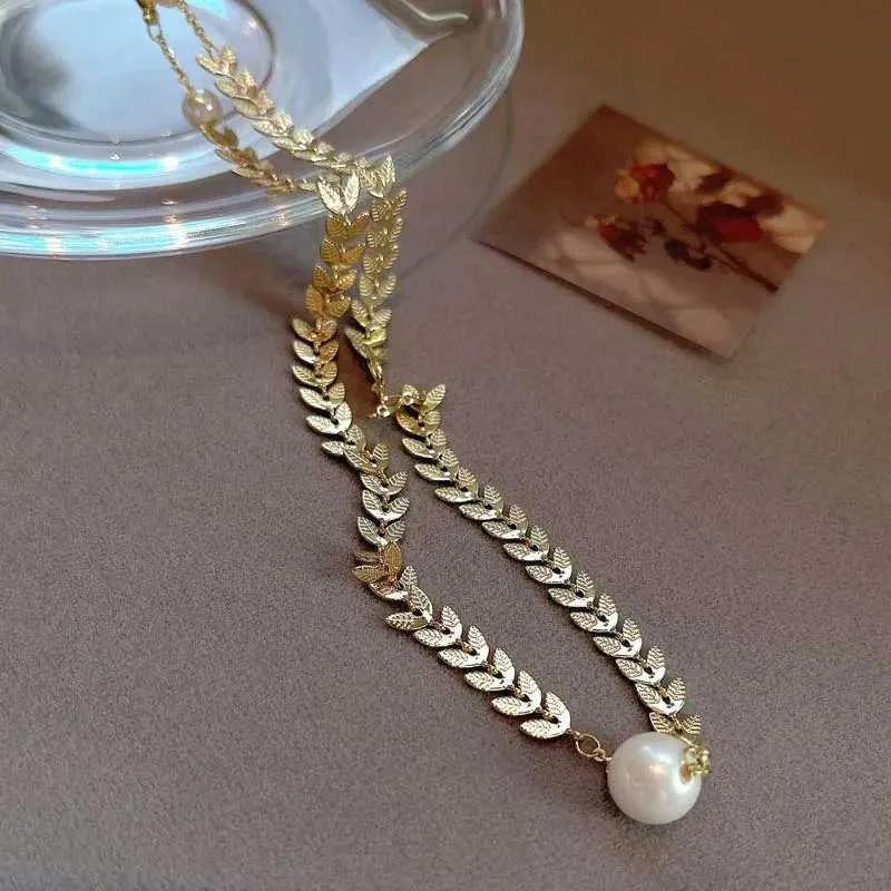 Elegante collana girocollo con perle e catena con nappe dorata_voghion.com