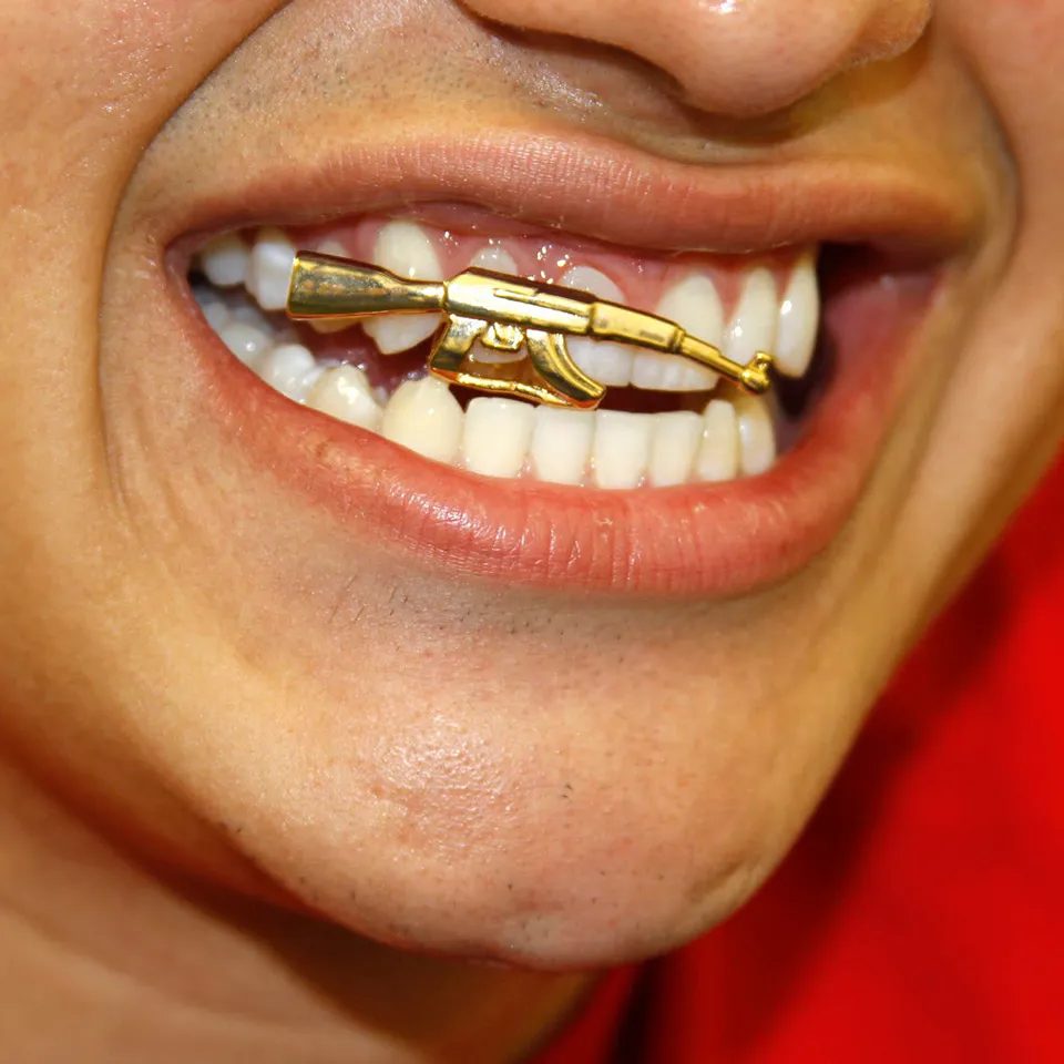 Grillz auriu cu un singur dinți, bretele, punk, hip hop, coroană, cruce, pistol, gură dentară, vampir, Fang, grilă dentară, capac dentar, costum de cosplay_voghion.com