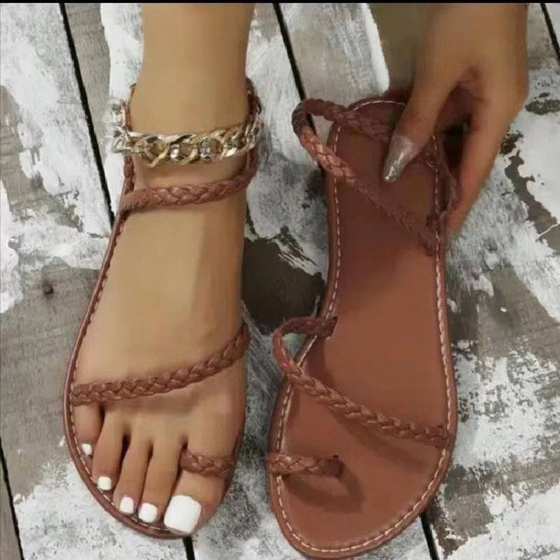 Sandali con punta larga e piatta per le donne che indossano sandali da spiaggia con cinturino intrecciato_voghion.com