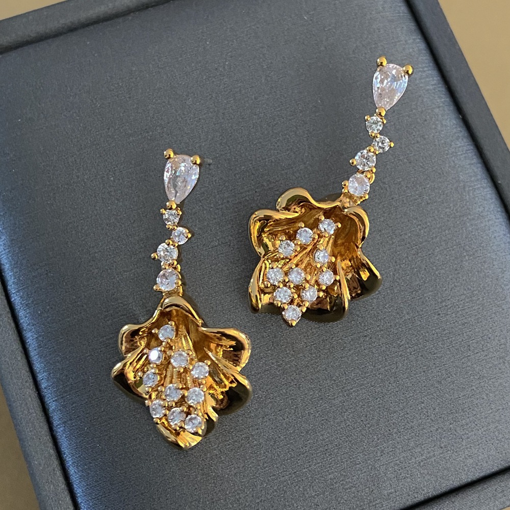 Fashionable and high-end copper plated real gold trumpet flower earrin, niche light luxury zircon silver needle_voghion.com