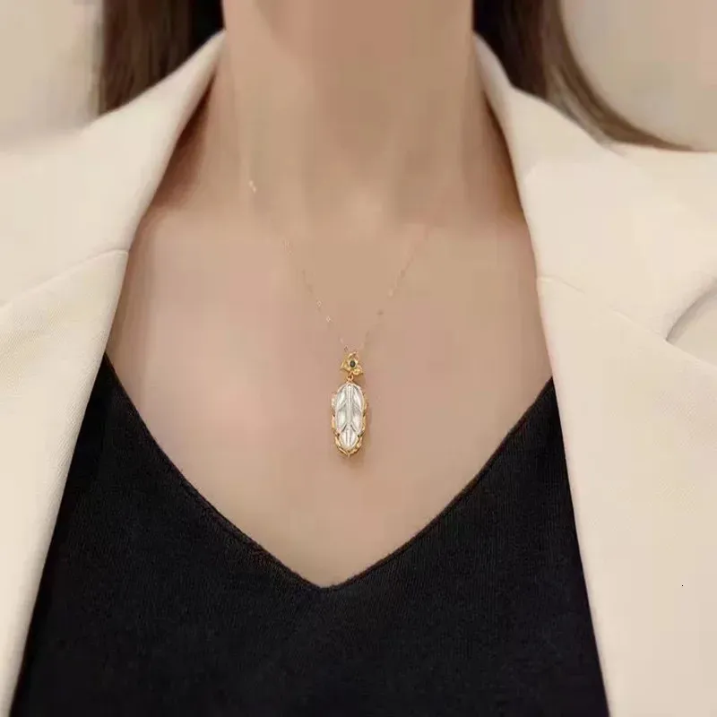 RUIYI Echter weißer Perlmutterfalter-Anhänger, reines AU750-Gold, Zweig-Jadeblatt-Halskette für Damen, exquisiter Schmuck, Geschenk 240618_voghion.com