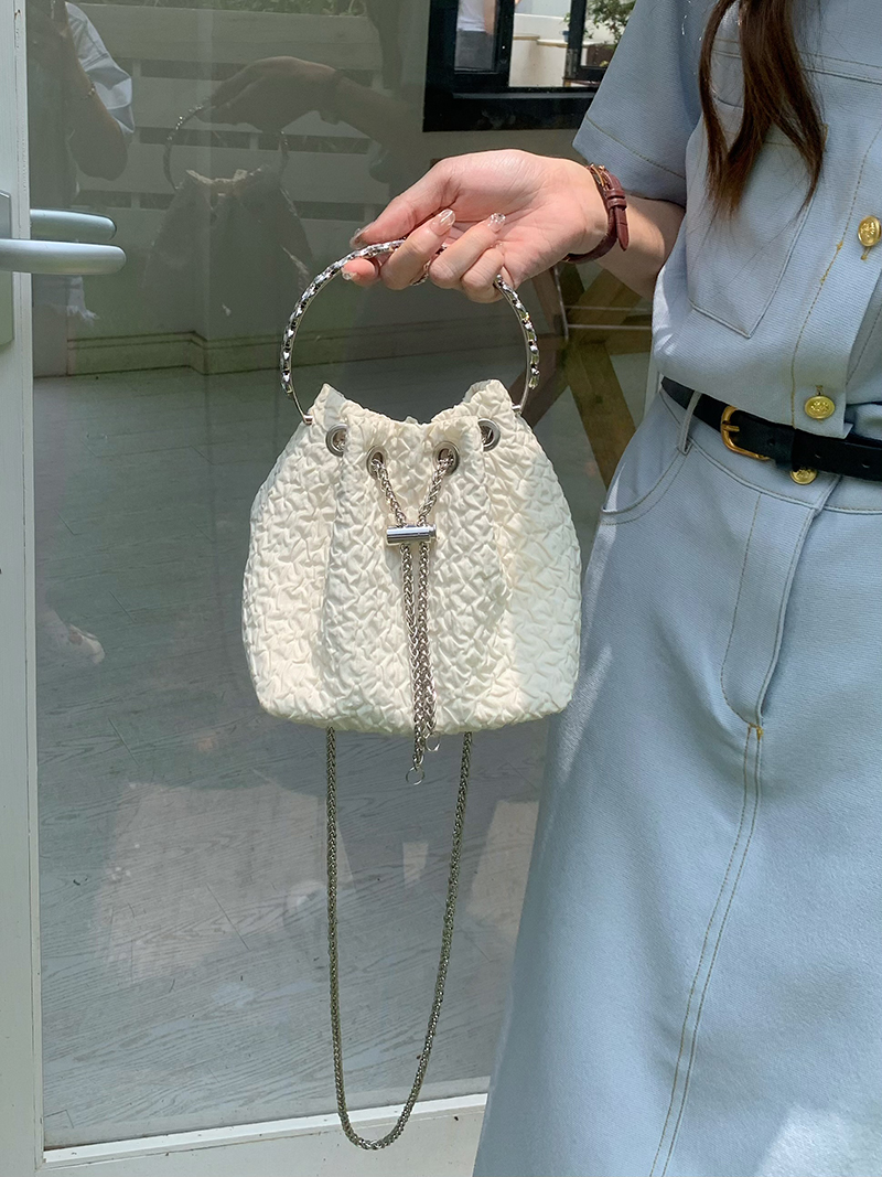 Koreanische Version der Schulter-Umhängetasche Kette, süße und modische 2024 neue Eimer Tasche, ins, Nische tragbare Trend_voghion.com