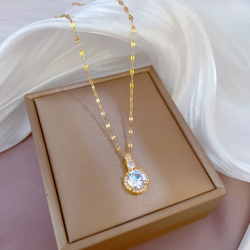 [Acier titane] Micro ensemble de diamants de luxe léger Zircon tempérament brillant collier Super immortel en cuivre