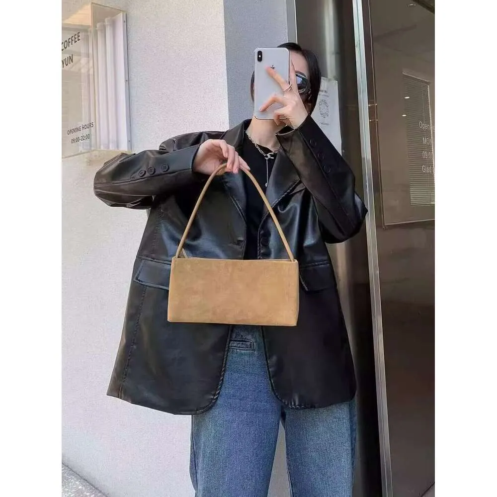 Borsa a spalla in pelle opaca da donna stile minimalista elegante_voghion.com