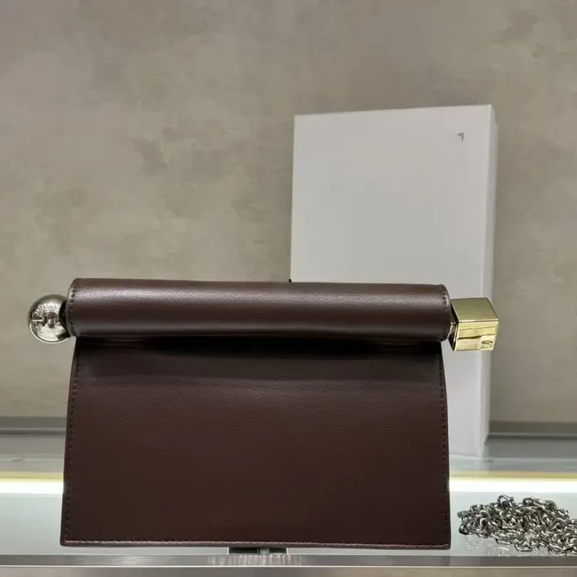 Elegante pochette da sera in pelle di agnello per uscite_voghion.com