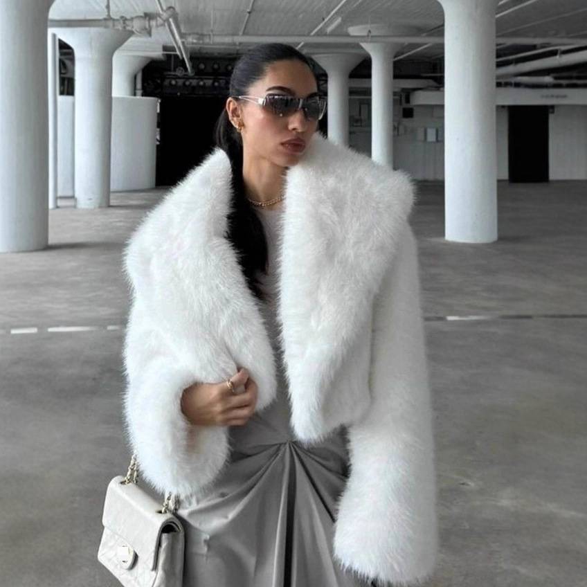 Damjacka i fuskpäls för höst och vinter, elegant pälsjacka_voghion.com