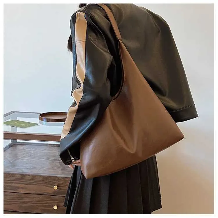Lightweight PU soft leather large capacity womens shoulder lower arm buckle casual style makeup bag Y241123_voghion.com