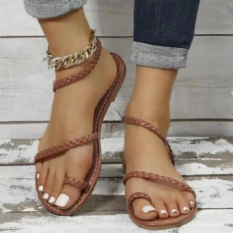 Sandali con punta larga e piatta per le donne che indossano sandali da spiaggia con cinturino intrecciato_voghion.com