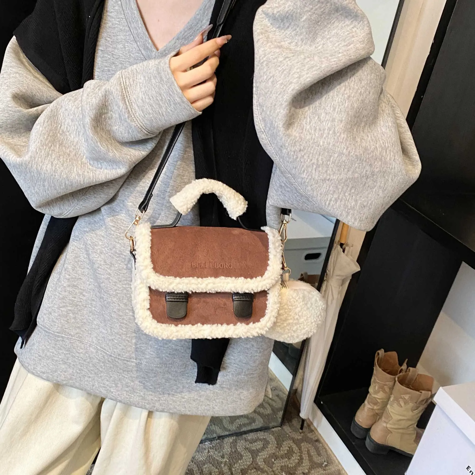 Nuevos bolsos de alta gama y de nicho con forma de cruz congelada para 2024 Y241216_voghion.com