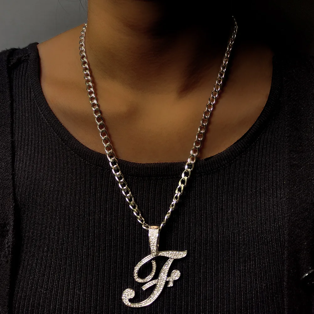 Catene Flatfoosie Collana con ciondolo a forma di lettera corsiva in acciaio inossidabile per donna con strass scintillanti e iniziale alla moda_voghion.com