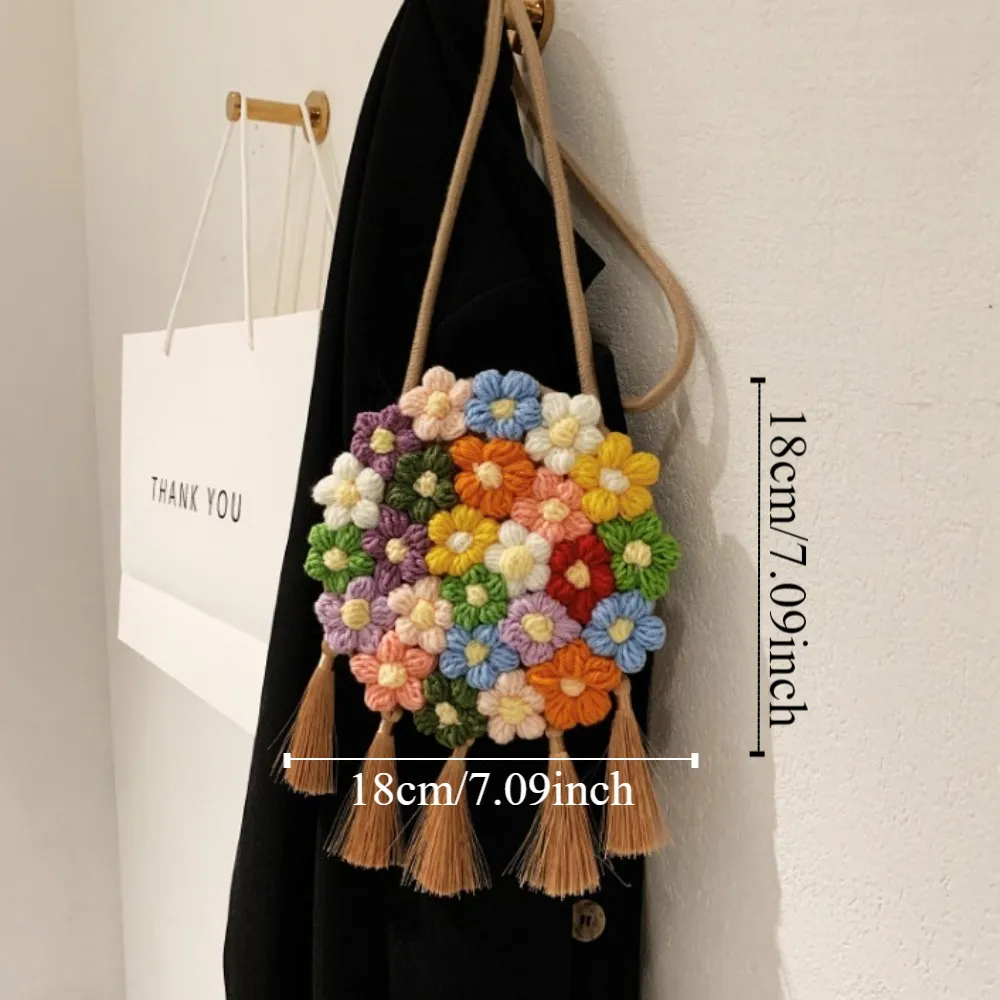 Borsa da spiaggia in rattan bohémien, lavorata a maglia in cotone e lino, con nappa, in stile rurale e con spallacci lavorati all'uncinetto floreale._voghion.com
