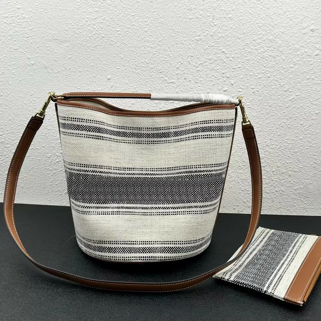 Borse firmate grigie: borsa a secchiello in tela a righe con dettagli in pelle e tracolla lunga regolabile_voghion.com