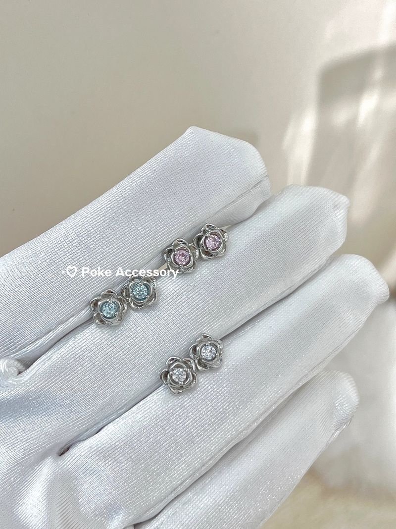 Sier thorn rose zircon bone niche design titanium steel hole maintenance sleep without removing the cochlear ear studs_voghion.com