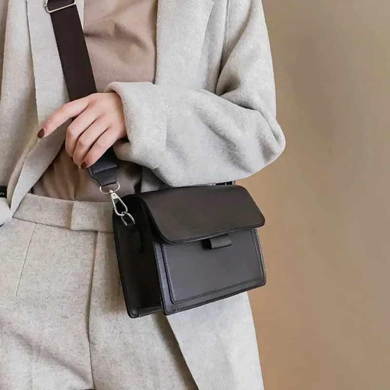 Stylish Women's Crossbody Bag With Wide Strap Small Retro Design_voghion.com
