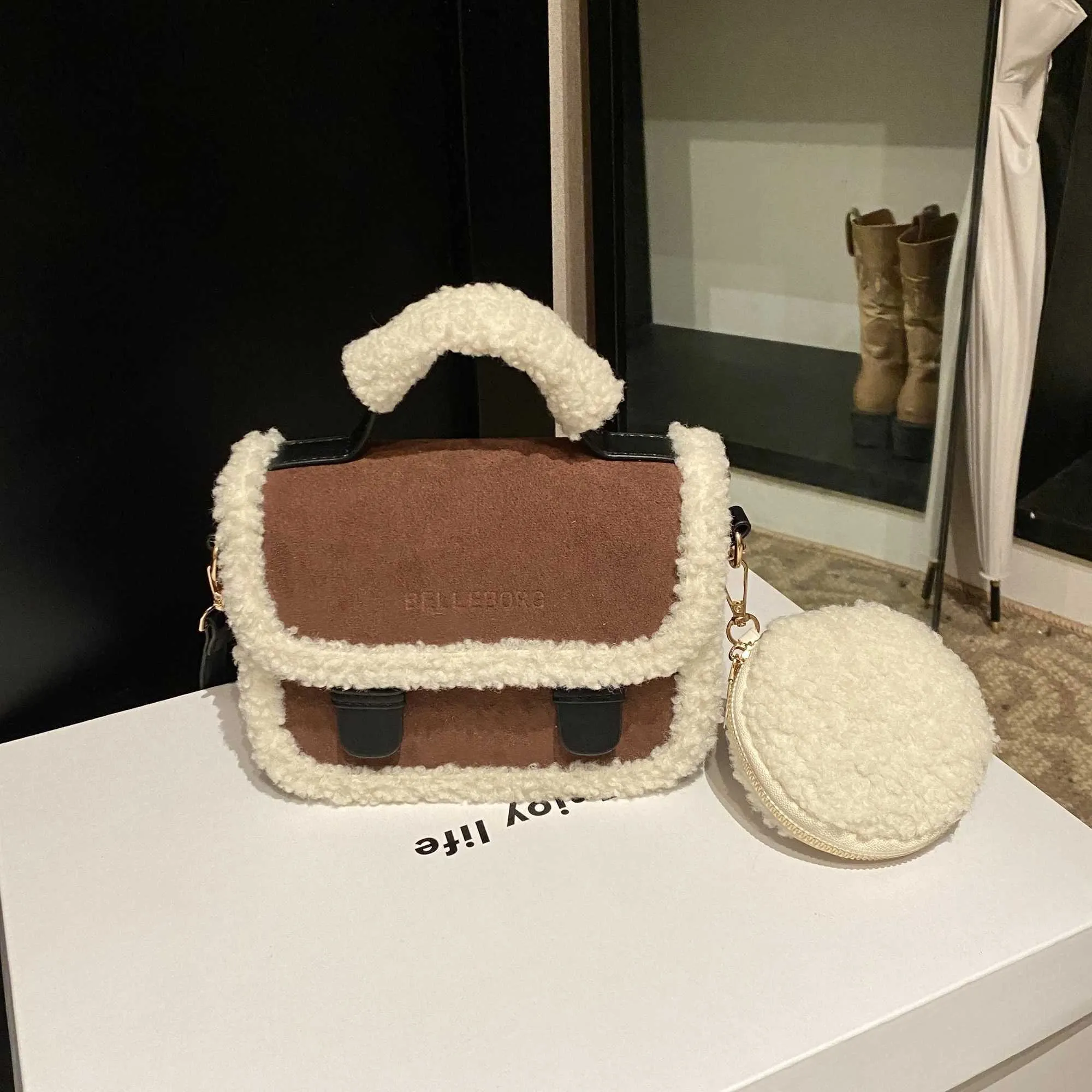 Nuevos bolsos de alta gama y de nicho con forma de cruz congelada para 2024 Y241216_voghion.com