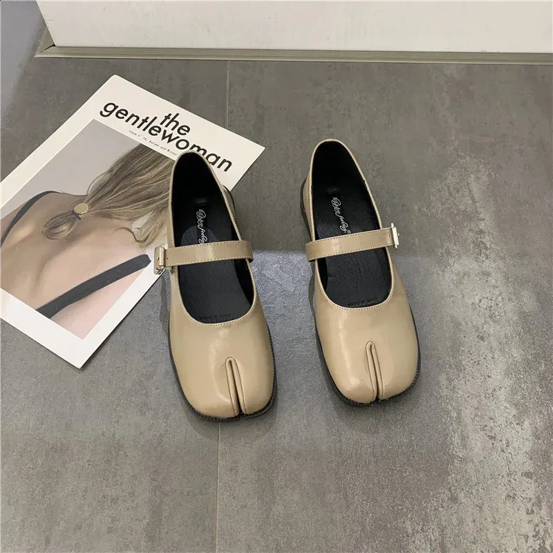 Novelty Split Toe Mary Jane Flat Shoes For Women In Leather_voghion.com