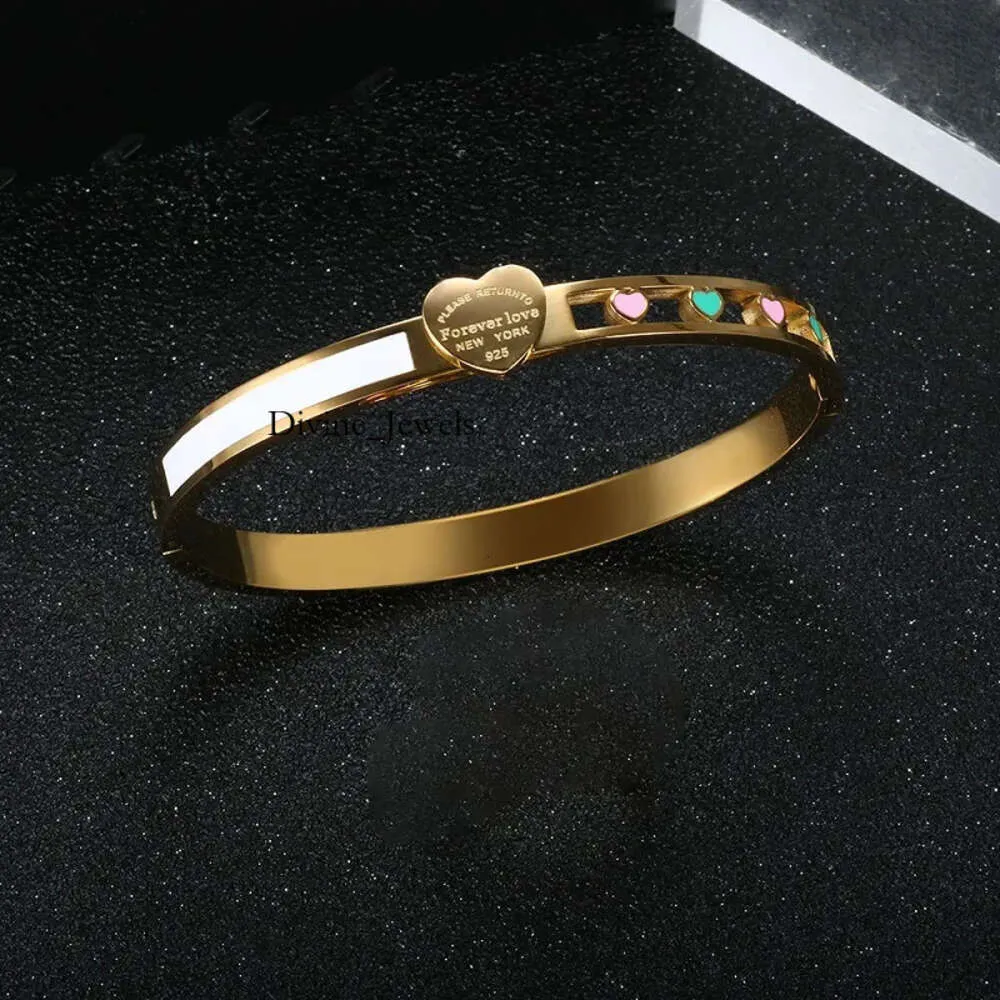 Designer Jewelry Jewelry Gold Woman Shape Stainless Steel Bangles & Bracelets Big Heart Tag White Shell Bracelet For_voghion.com