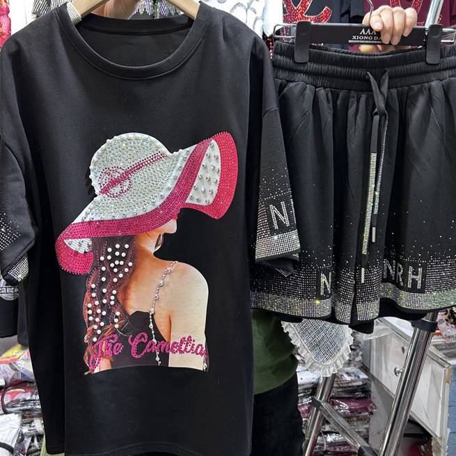 Completo t-shirt con strass e pantaloncini ampi da donna_voghion.com