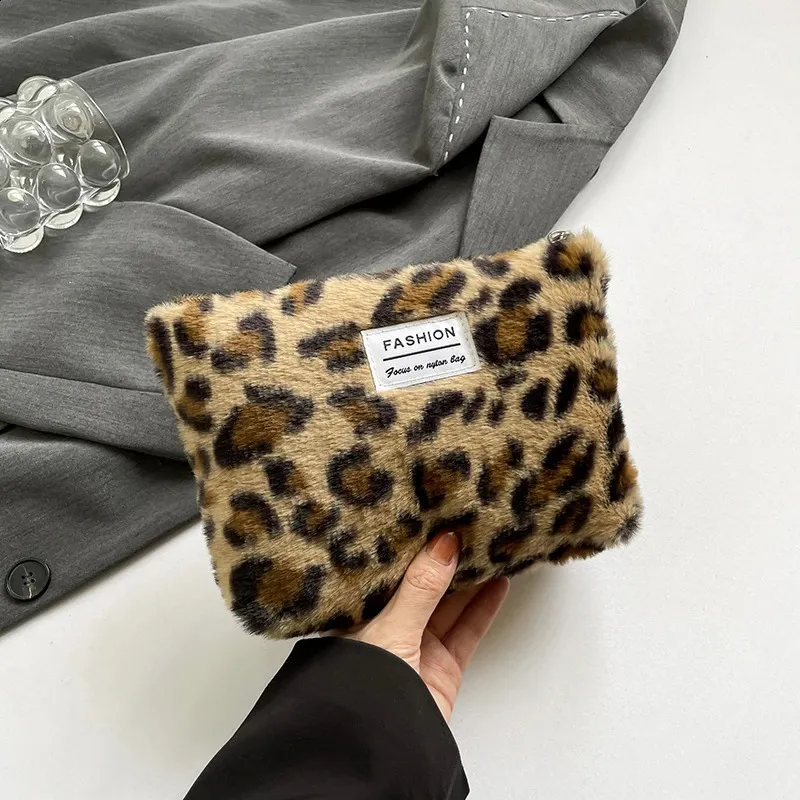 Plyšová make-up taška s leopardím potiskem, velkokapacitní, přenosná cestovní toaletní potřeby, kosmetika, prémiová senzorická úložná taška 241204_voghion.com