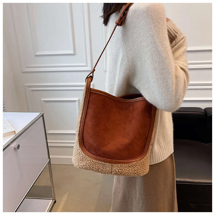Grand sac à bandoulière de grande capacité pour femme 2023, nouveau sac fourre-tout en laine d'agneau d'automne et d'hiver en peluche, sac seau à une épaule_voghion.com