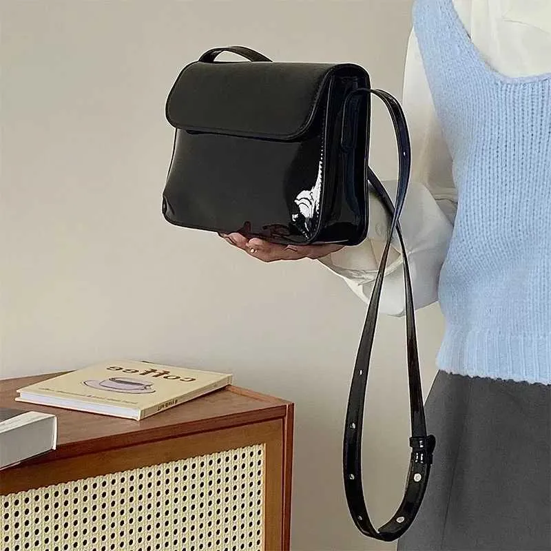 Retro Patent Leather Shoulder Bag For Women Solid Color Flap Bag_voghion.com