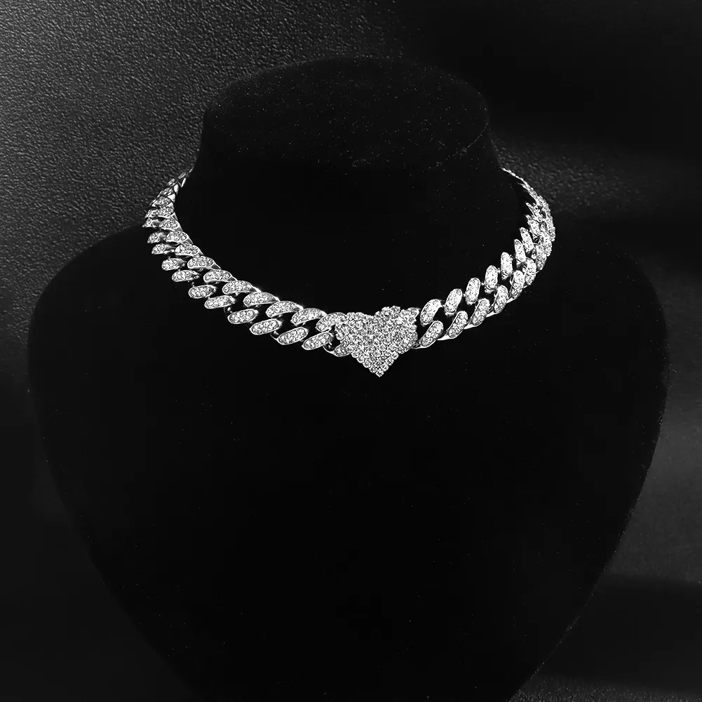Colar choker cuban link iced out para mulher cor dourada com strass_voghion.com
