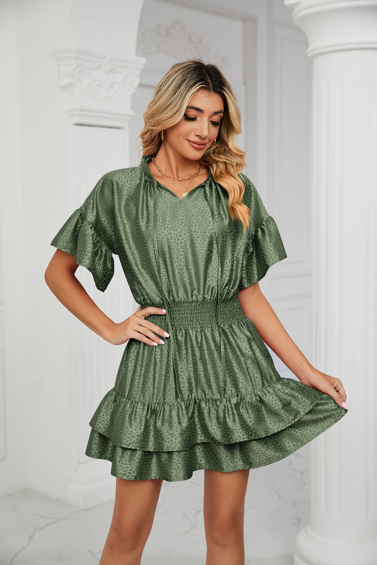 Damenkleid aus Satin mit fester Taille, lockerem V-Ausschnitt und Rüschen_voghion.com