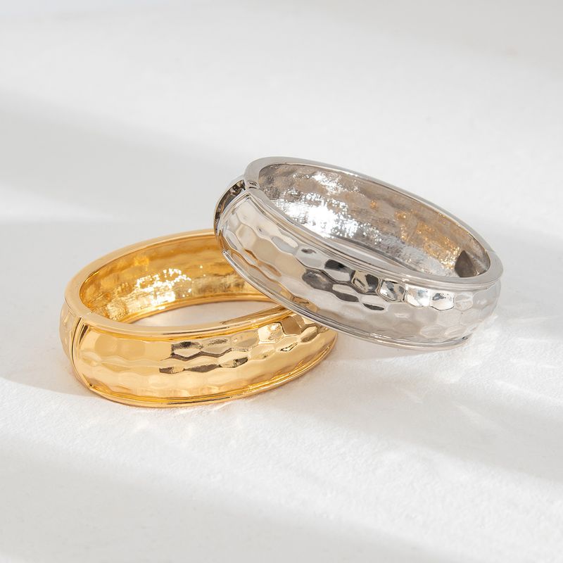 Muodikas geometrinen ympyrä yksinkertaisella vasarakuvioisella metalliseosrannekorulla_voghion.com